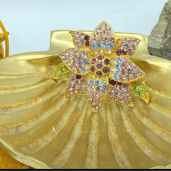 Elegant Gold Floral Brooch with Multicolor Crystals - Picture 4 of 6